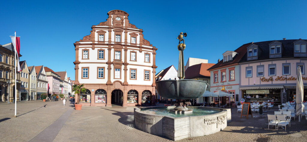 Alte Münze mit St. Georgsbrunnen / Kriegsdenkmal